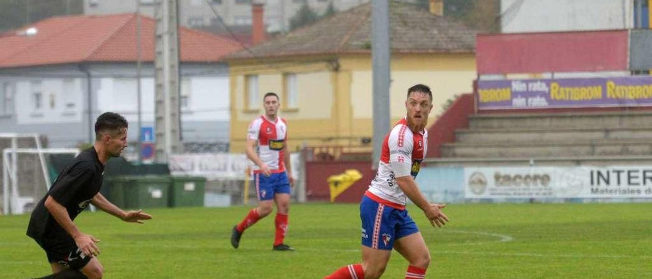 Suso Martínez es perseguido por Ivi Vales durante un lance del encuentro de ayer en A Lomba. // Noé Parga