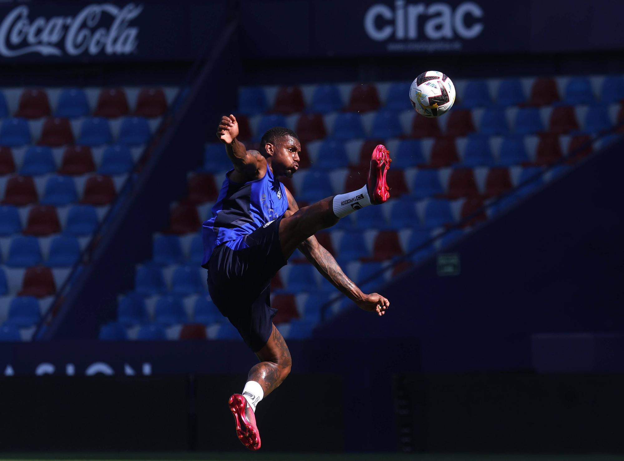 Ambiente de Primera en el entrenamiento a puertas abiertas