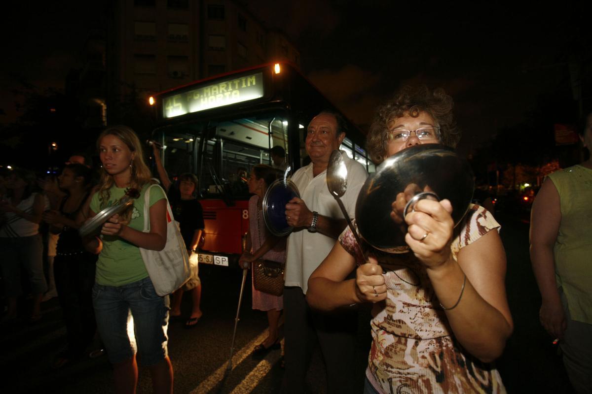BARCELONA 24/07/2007 APAGON DE LUZ EN BARCELONA LOS VECINOS CACEROLADA CORTAN LA MERIDIANA FOTO FERRAN NADEU. ELECTRICIDAD , APAGONES , APAGON BARCELONA JULIO 2007 , CAIDA DE UN CABLE EN LA SUBESTACION ELECTRICA DE COLLBLANC ( 23/07/2007 , BARCELONA ) , EN LA IMAGEN , CACEROLADA PROTESTA VECINOS MERIDIANA , CORTE TRAFICO