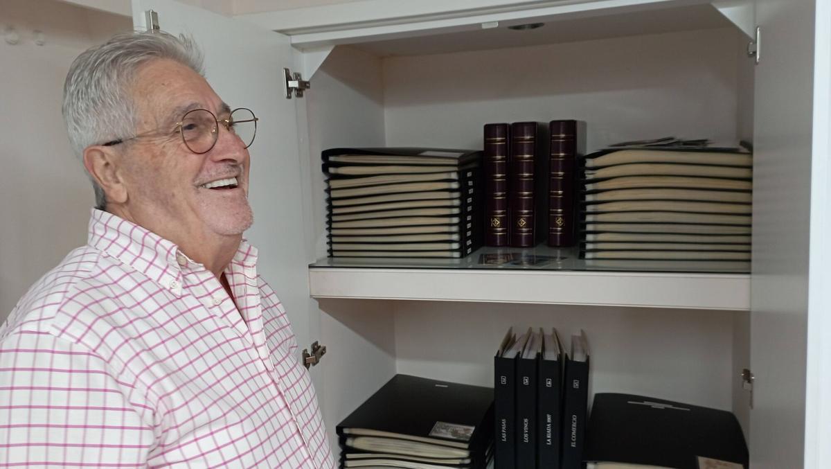 Andrés Sanz, coleccionista malagueño, publica libros sobre la correspondencia comercial con piezas de su colección.