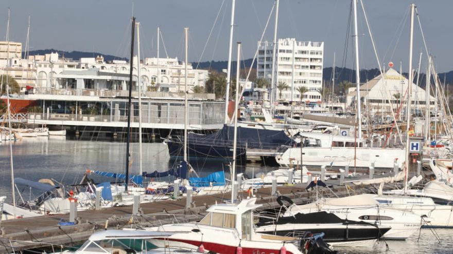 Puerto de Sant Antoni y parte del club naútico.