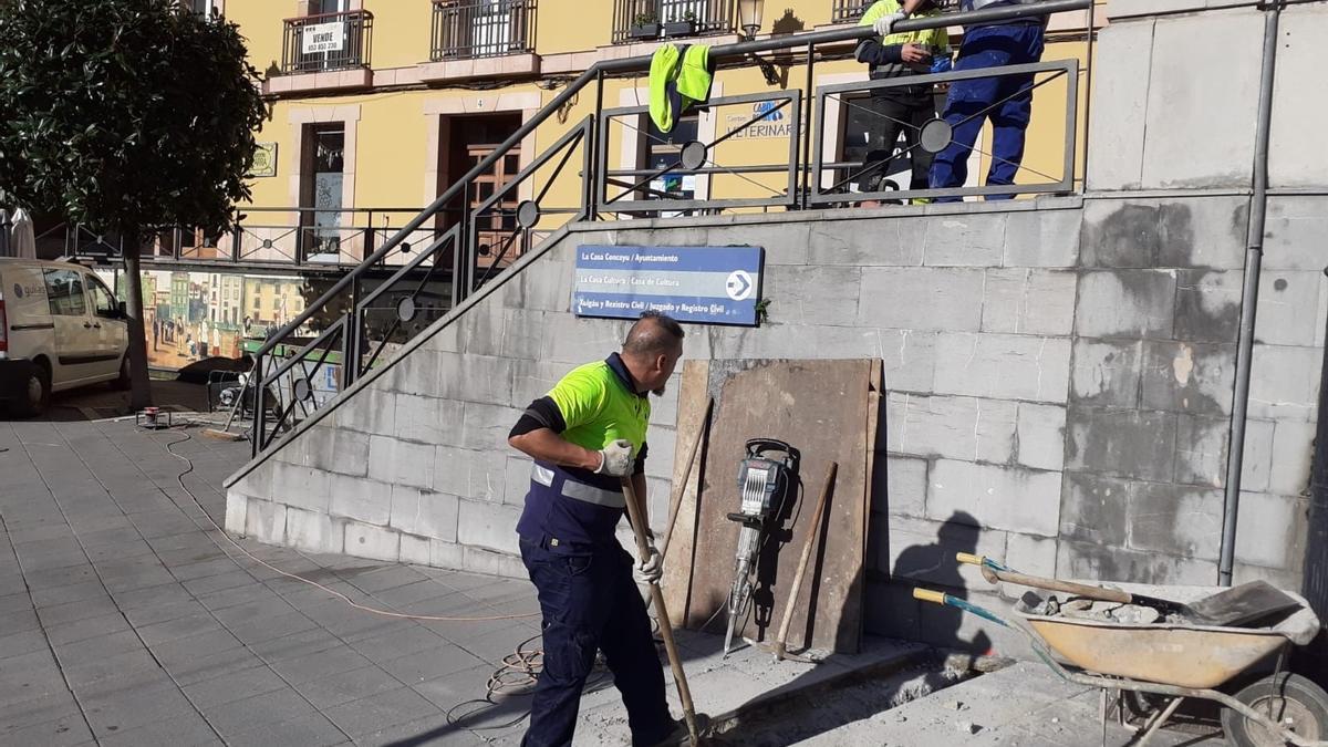 Operarios trabajando en la calle Braulio Busto.