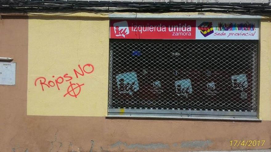 Pintada aparecida en la sede de Izquierda Unida.