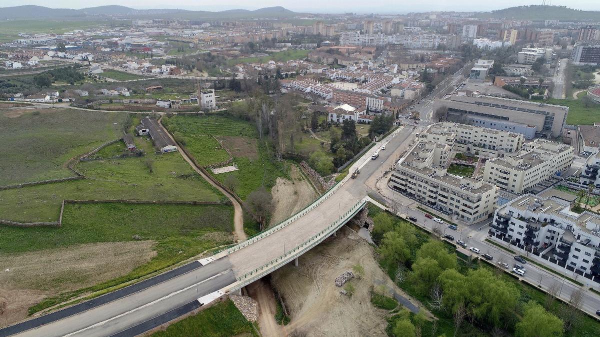 Vista área del puente sobre la Ribera Pasarela que recorre el Marco y que forma parte de la obra de la ronda sureste que hace la Junta.