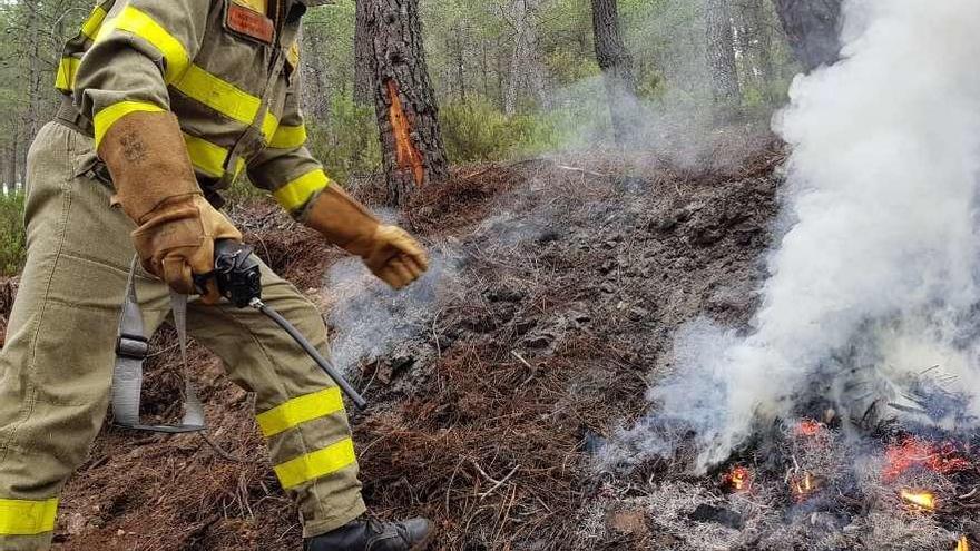 Efectivos del operativo de la Junta de Castilla y León apagando un incendio.