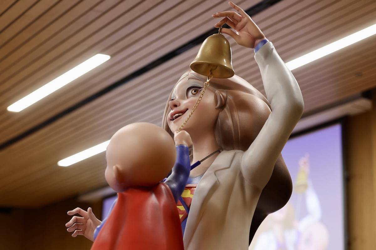 El Hospital Clínico recibe el ninot de "Hope" El Hospital Clínico recibe el ninot de "Hope"