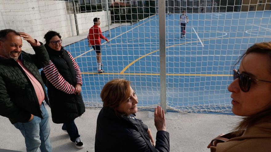 Los concejales Pelayo García y Lucía Fernández Ron, en la pista de Valgranda con la Alcaldesa. | M. V.