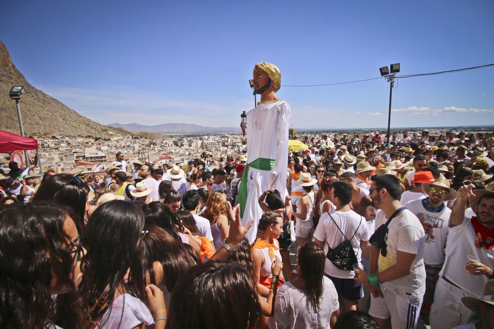 La ermita de San Roque congrega a decenas de personas para comenzar los festejos patronales y de Moros y Cristianos