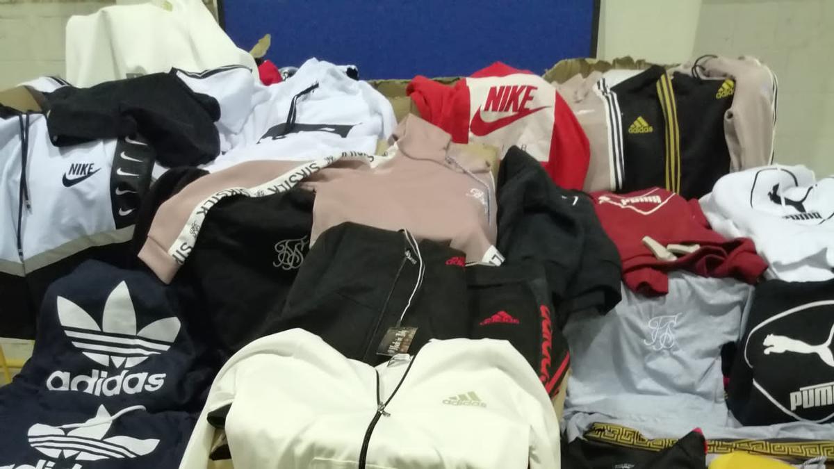 La ropa deportiva falsa confiscada en una tienda de València por la Policía Local.