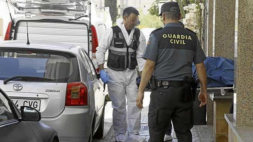 Agentes de la Guardia Civil sacan de su domicilio el cadáver de Lucía Patrascu.