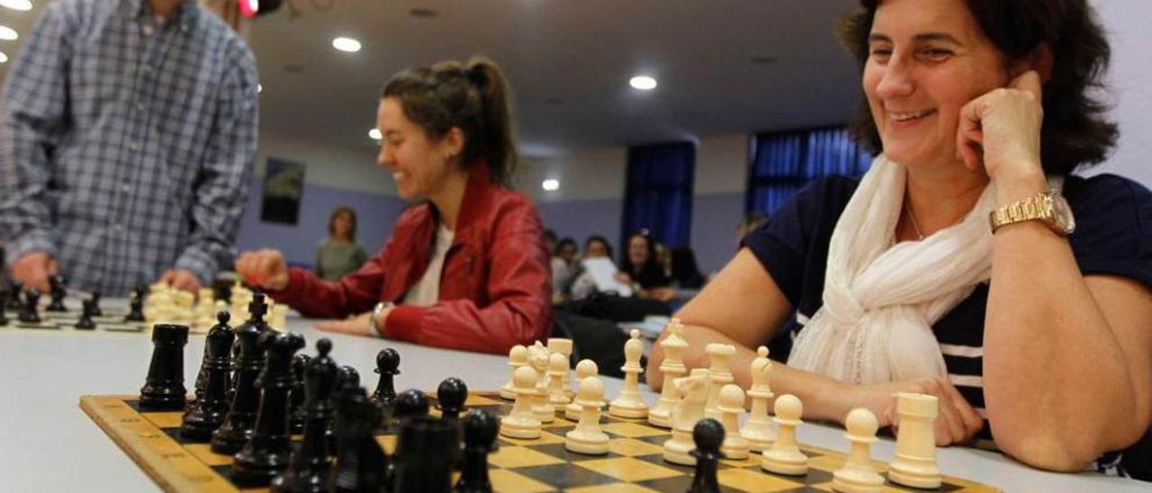 En primer término, María Jesús Díaz y Raquel Alonso. Detrás, por la izquierda, Pablo Martínez, Silvia Herranz, María José Claudio y Juan Carlos García. Abajo, Ariana Sánchez y Lidia Méndez, ayer, en clase de ajedrez.