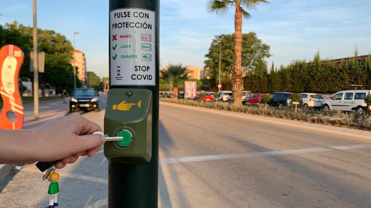 Pegatinas &#039;Stop Covid&#039; en los semáforos de Murcia para no pulsar los botones con el dedo