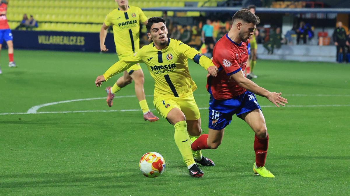 Víctor Moreno pugna un balón con Abraham del Moral este domingo en el Mini.