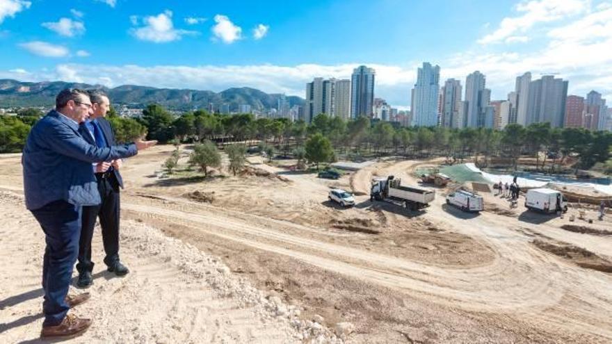 Un momento de la visita a las obras del parque de la Séquia Mare.