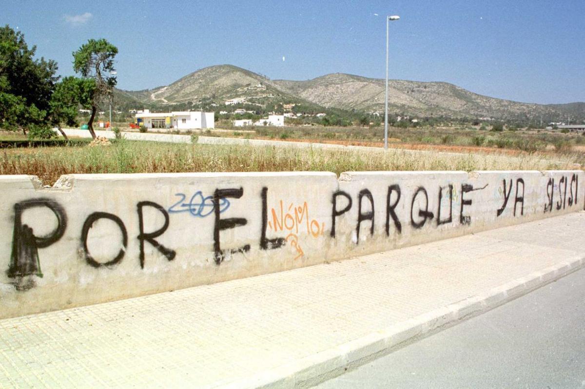Pintada hecha en el 2000 que reclama la creación de un parque en Ca n’Escandell. | MOISÉS COPA