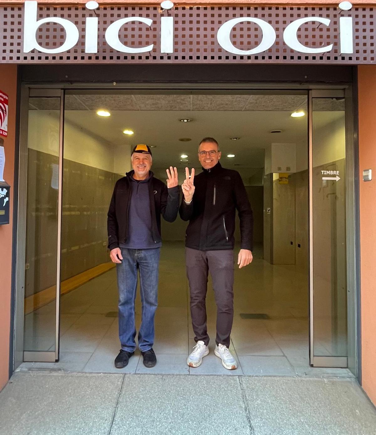 L'ultim dia de la botiga Bicioci amb els dos grans protagonistes.