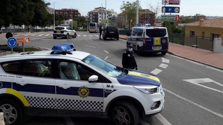 La policía de Xàbia realiza un control.