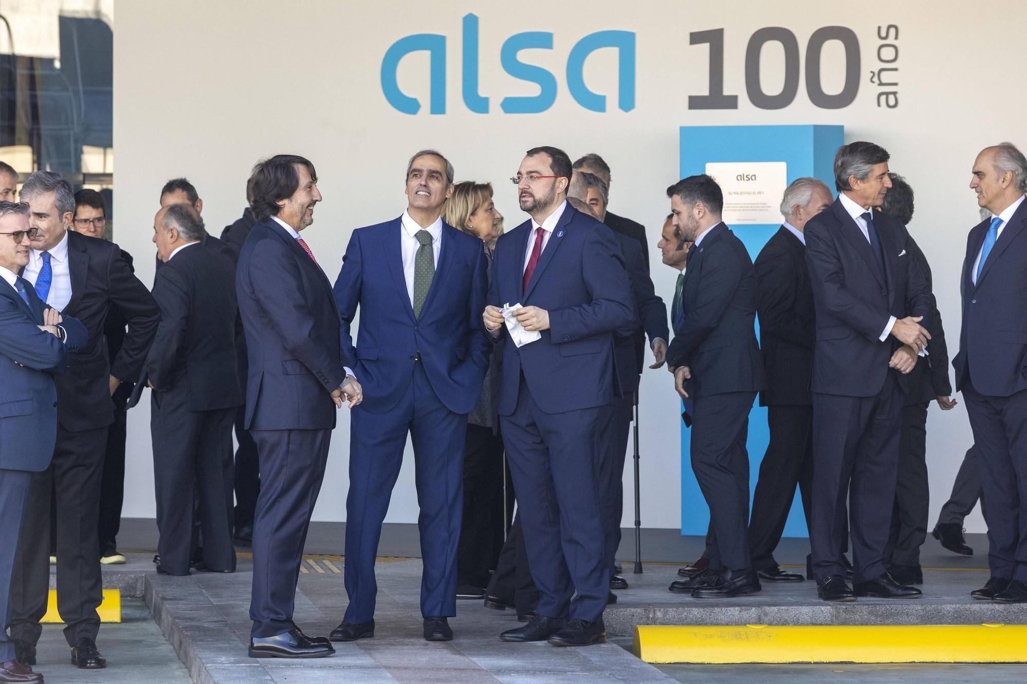 EN IMÁGENES: El Rey visita la estación de autobuses de Oviedo para conmemorar los 100 años de Alsa