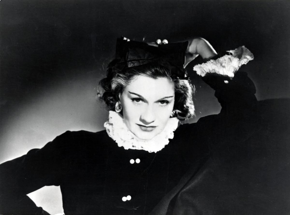 GENTE MADEMOISELLE CHANEL ( 1935 ) FOTO GEORGES HOYNINGEN - HUENE. COCO CHANEL , DISEÑADORA DE MODA , FOTOS HISTORICAS , BIOGRAFIA _ PUBLICADA EPC 12/01/2008 P 82 _ MEDIO , PLANO