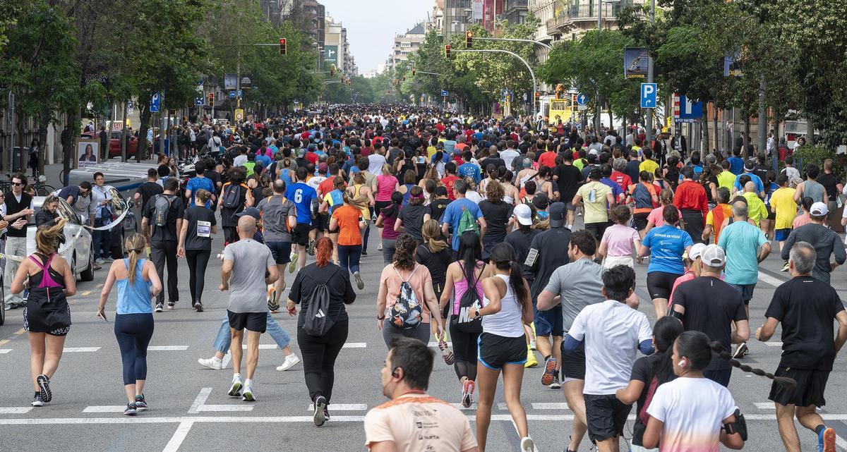 Los participantes descienden por el passeig de Gràcia durante la 44 edición de la Cursa de El Corte Inglés