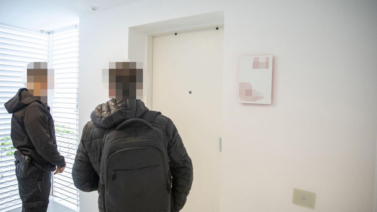 Imagen de una inspección a un alquiler turístico ilegal.