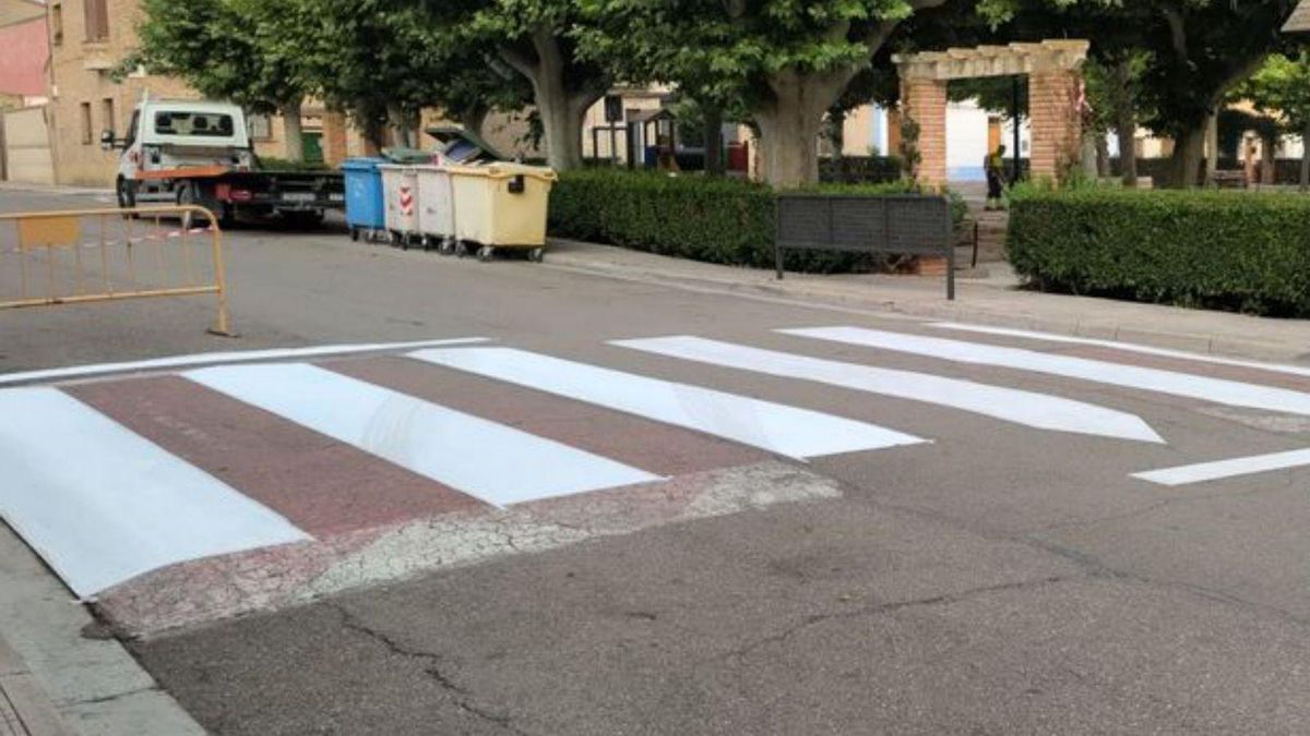 La brigada realiza un mantenimiento de señales horizontales