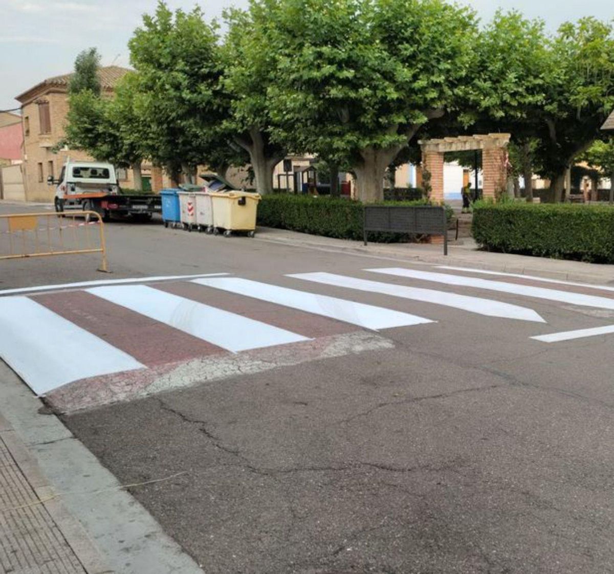 La brigada realiza un mantenimiento de señales horizontales