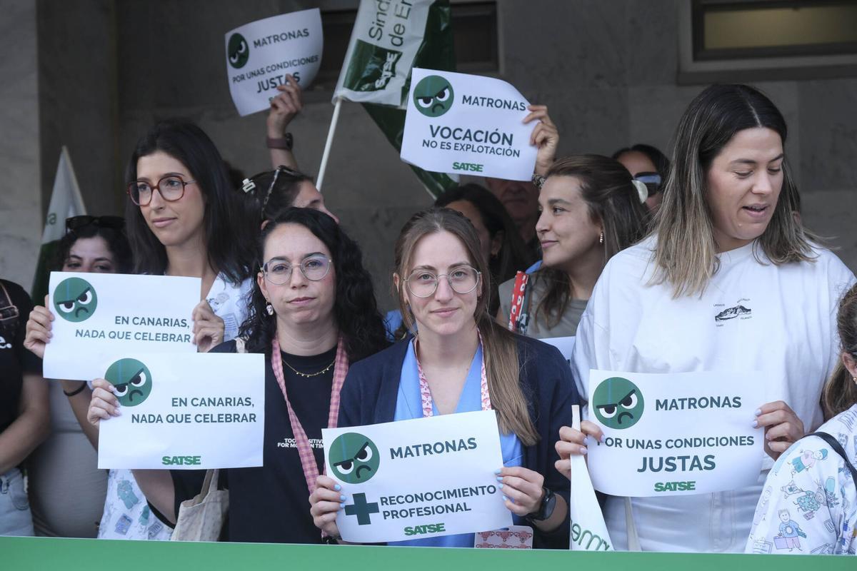 Concentración en el Hospital Materno Infantil por el Día Internacional de la Matrona Concentración en el Hospital Materno Infantil por el Día Internacional de la Matrona