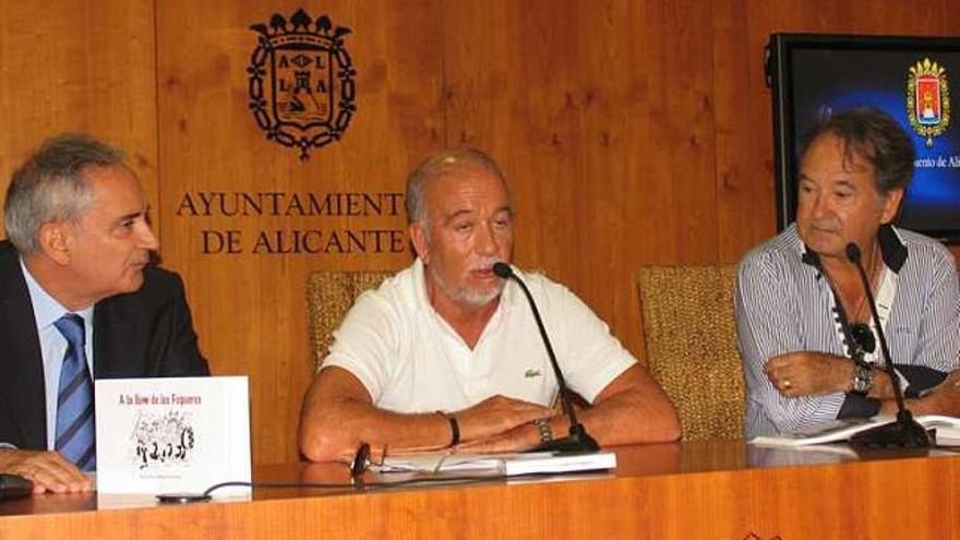 El autor presentó el libro junto al concejal de Cultura y José Espadero.