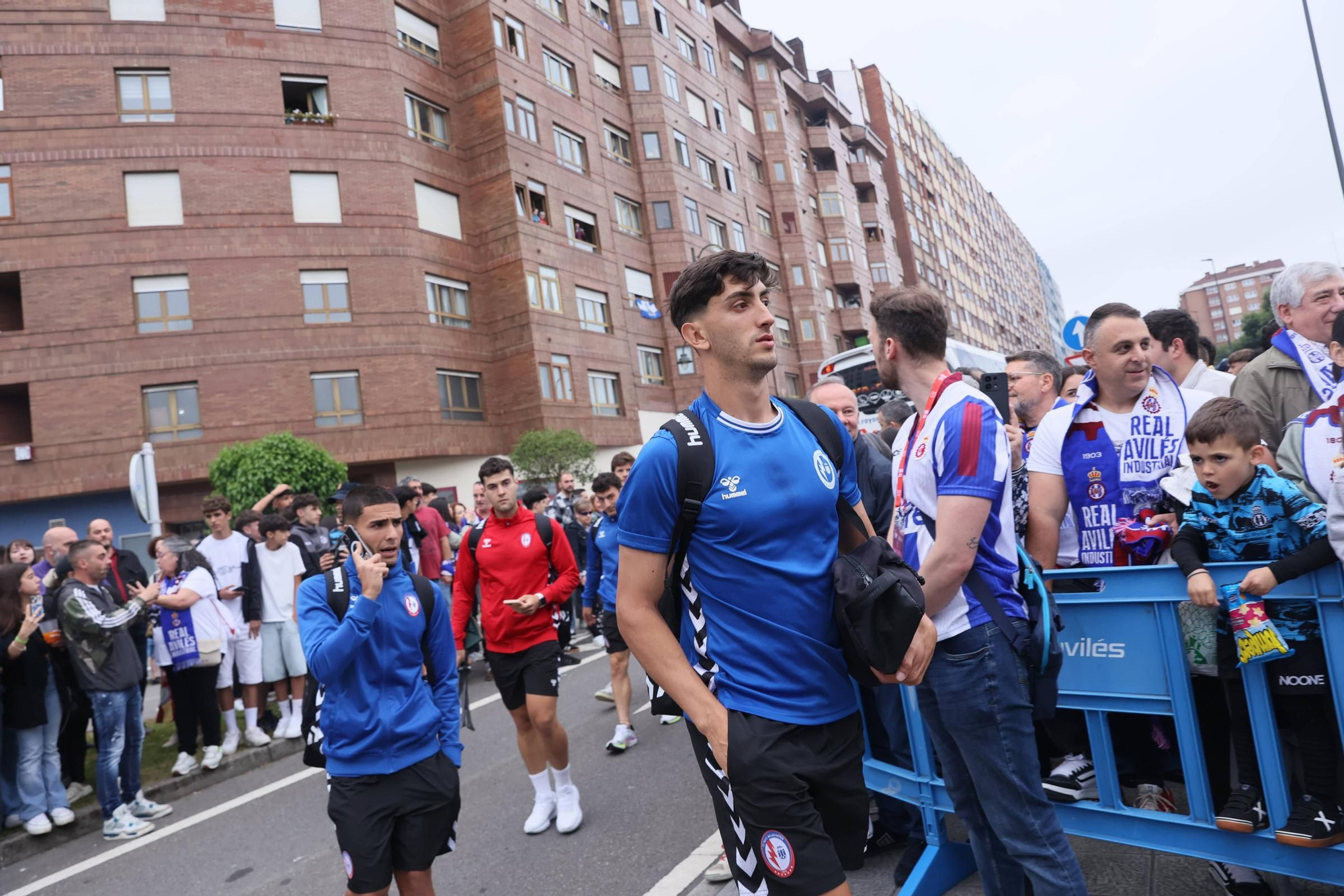 EN IMÁGENES: Avilés se tiñe de blanquiazul para la final por el ascenso ante el Rayo Majadahonda