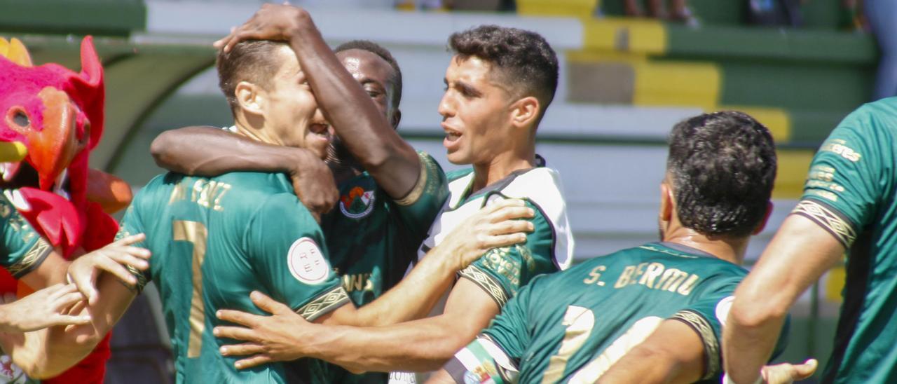 Los jugadores del Cacereño celebran un gol durante un partido de esta temporada en el Príncipe Felipe.