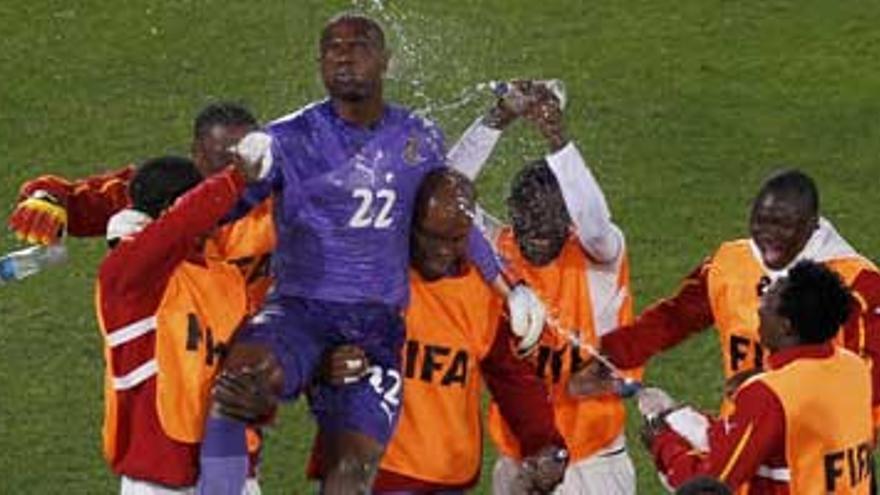 Un penalti marcado por Gyan propició la primera victoria africana