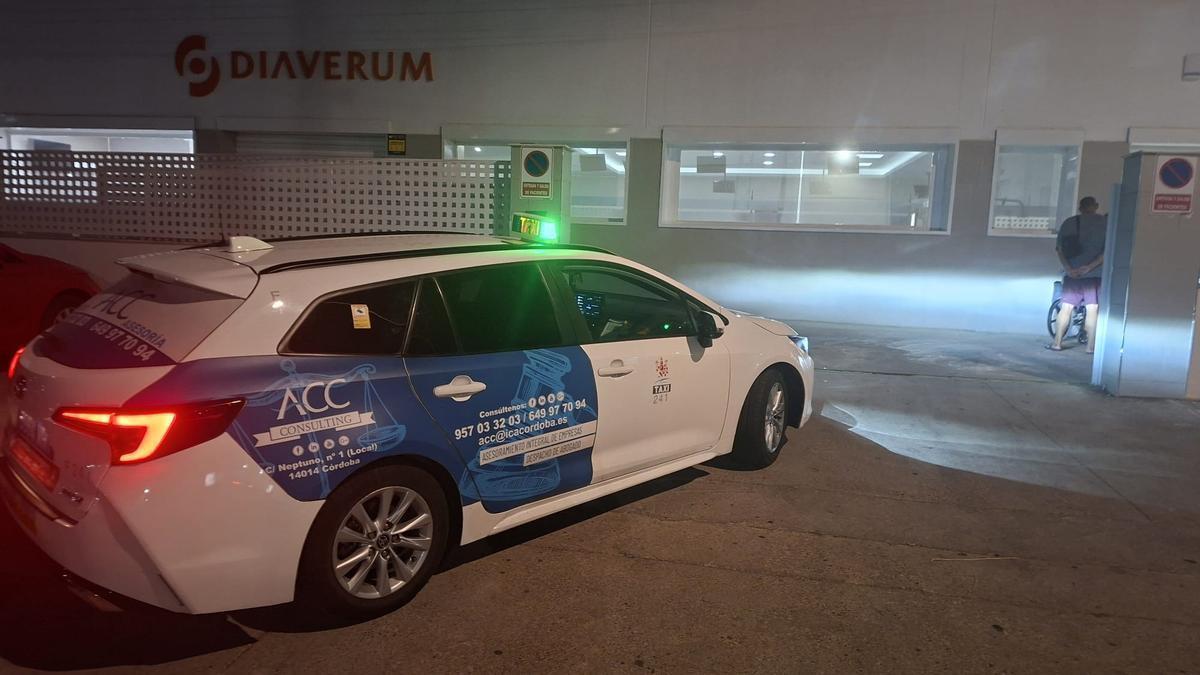 Un taxi de Córdoba que presta el servicio de transporte de pacientes de diálisis.