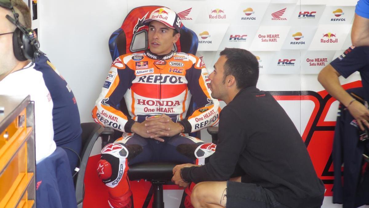 Marc Márquez, junto a su asistente personal José Luis Martínez.