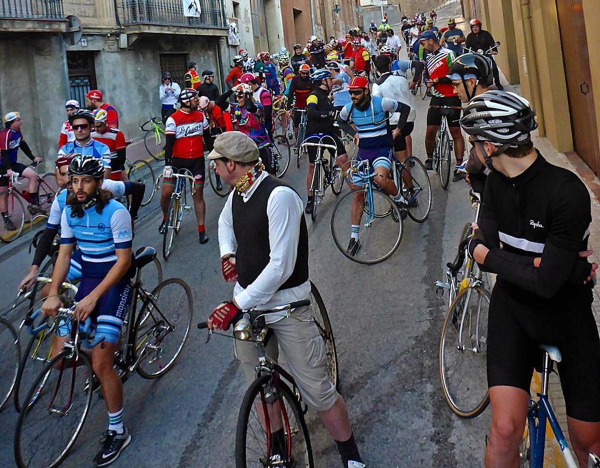 Els participants de l'última Retrotrobada concentrats al punt de sortida