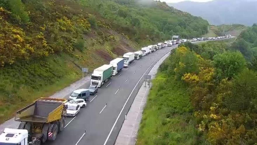 Reabre el acceso a Galicia por la A-6 tras el vuelco de un camión