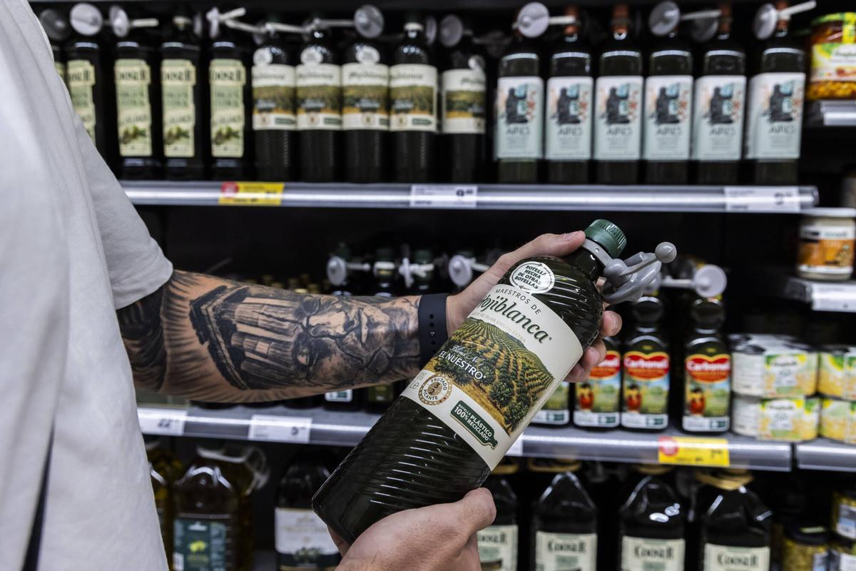 València. VLC. El precio del aceite de oliva está por las nubes por la inflación y la sequía. NO SE DEBE RECONOCER LA CADENA DE SUPERMERCADOS EN EL PIE DE FOTO DE LA INFORMACIÓN. SUPERMERCADOS . ACEITE DE OLIVA . SUBE EL PRECIO DEL ACEITE POR LA INFLACIÓN Y LA SEQUÍA