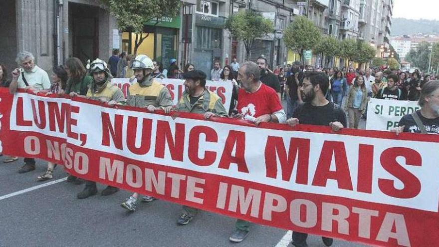 Cabeza de la manifestación a a su paso por la calle Progreso. // Iñaki Osorio