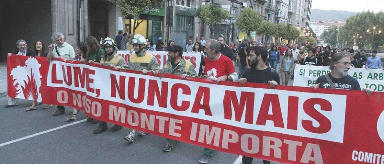 Cabeza de la manifestación a a su paso por la calle Progreso. // Iñaki Osorio