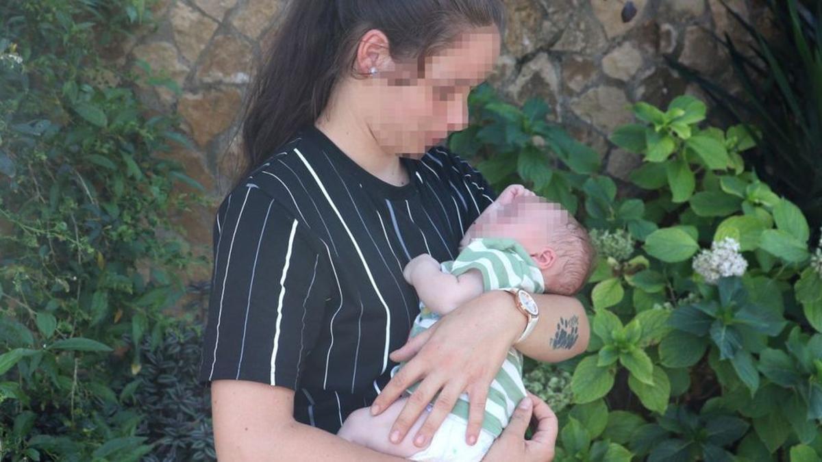 La víctima de los abusos del exmarido de Oltra, con el pequeño de sus dos hijos, a los que trata de localizar Servicios Sociales.