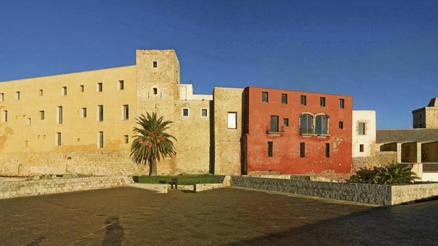 La torre de homenaje es la del centro