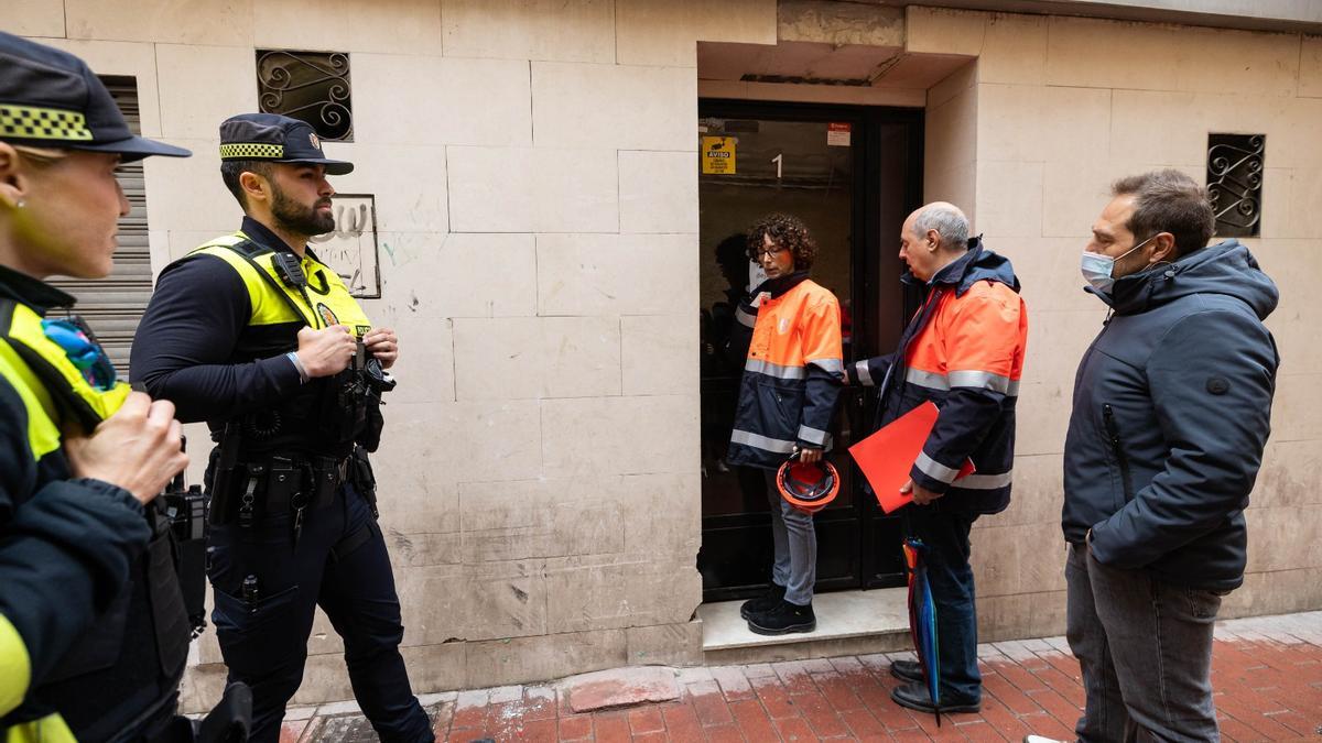 Técnicos visitan unos edificios en la zona de Zamoray-Pignatelli.
