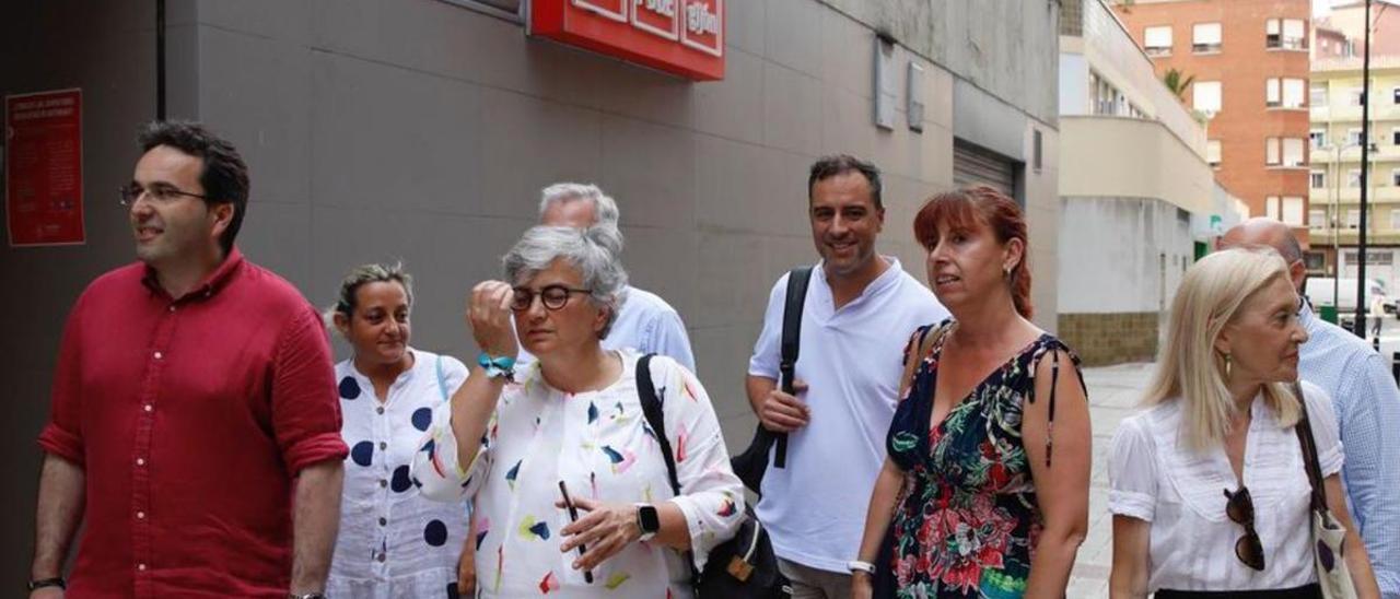 Ana González, en primer término en el centro, escoltada por siete concejales a la puerta de la Casa del Pueblo el pasado 11 de agosto para participar en la reunión de la ejecutiva local del PSOE. | Ángel González