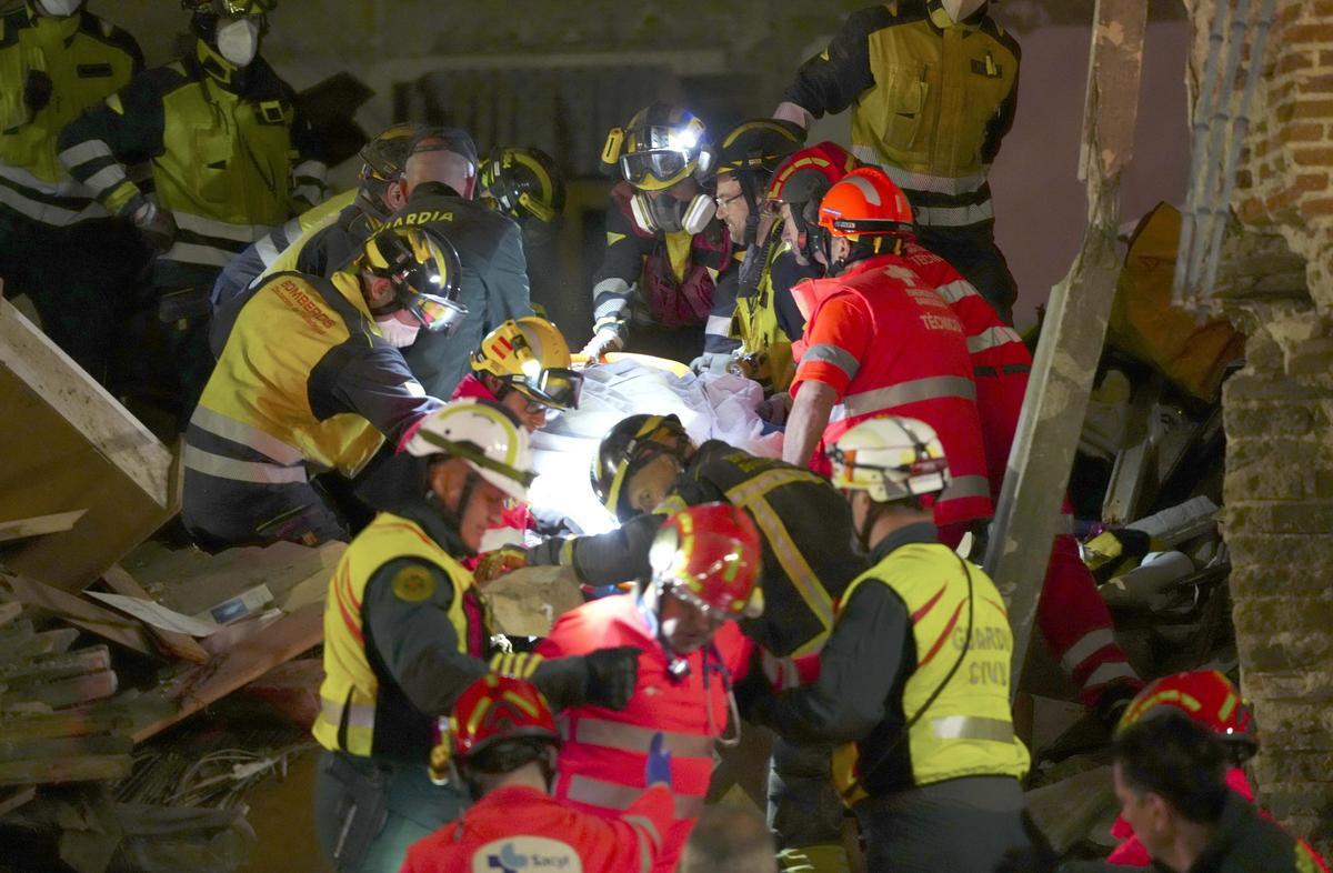Servicios de emergencias rescatan a uno de los supervivientes en el derrumbe de una vivienda en Valladolid