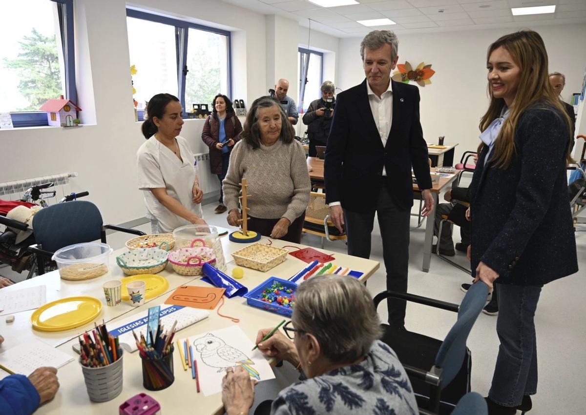 El presidente de la Xunta y la conselleira de Política Social, en el espacio de terapia ocupacional. | RAFA VÁZQUEZ