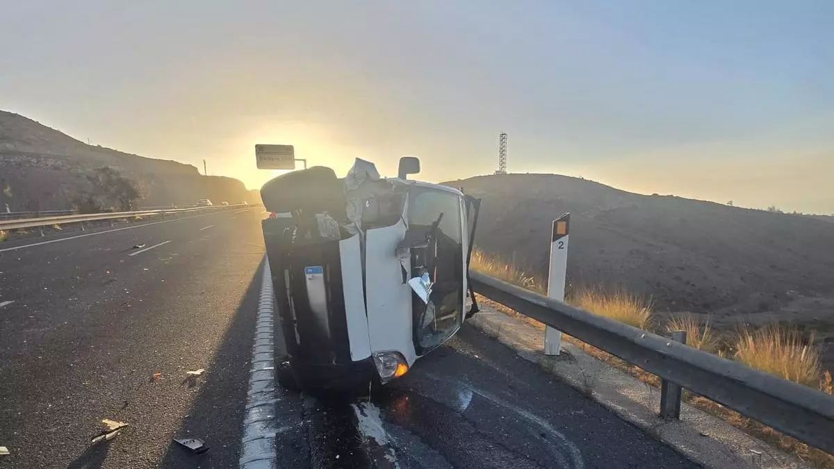 Grave accidente en El Salobre: ocho heridos, dos coches incendiados y un ocupante atrapado