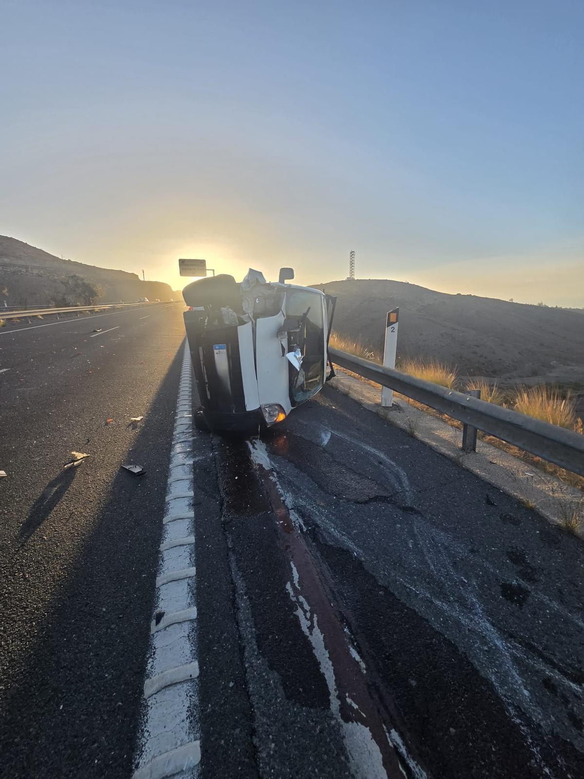 En imágenes: amplio despliegue de emergencias tras un accidente en la GC-1