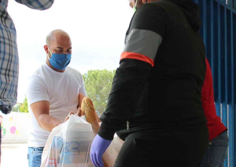 Reparto solidario de comida en los Asperones