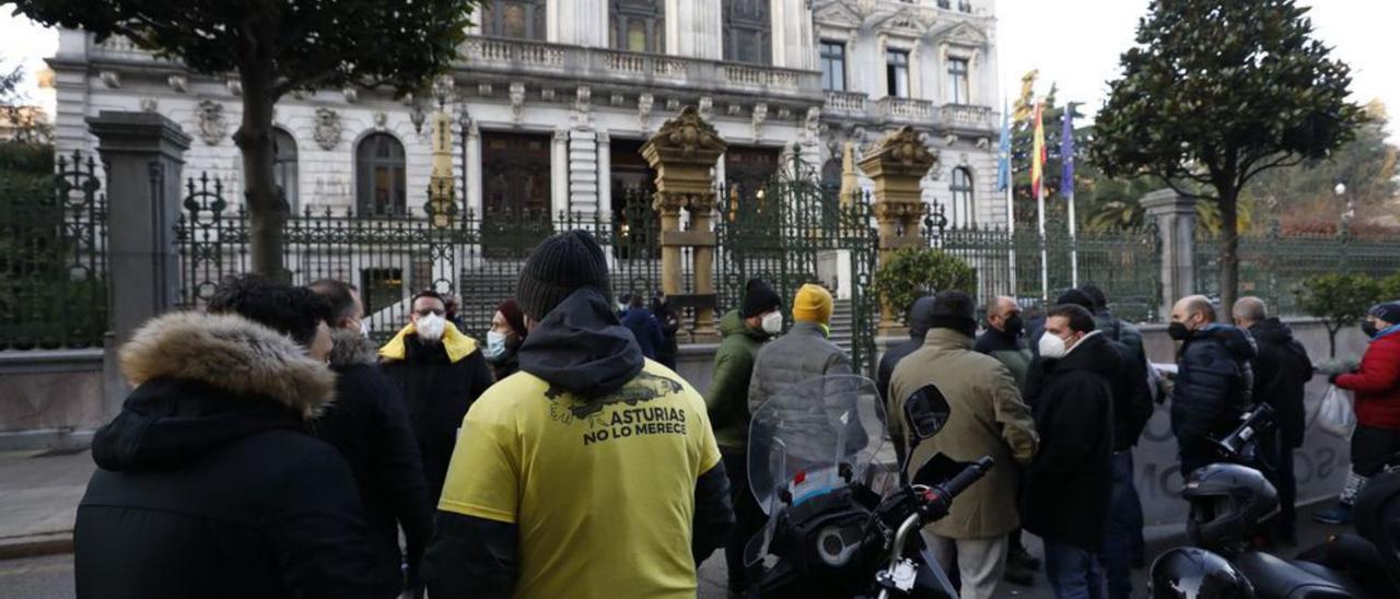 Un momento de la llegada de los trabajadores de Alu Ibérica a la Junta.