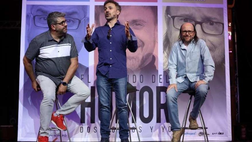 Florentino Fernández, José Mota y Santiago Segura, en la presentación ayer del espectáculo. // E. Parra